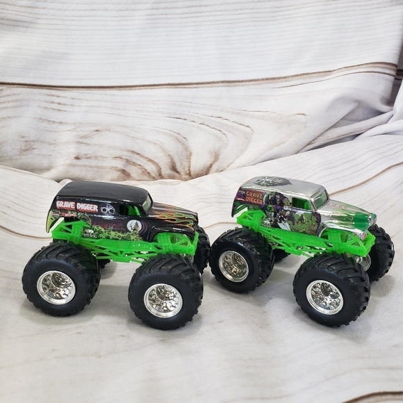 Hot Wheels Monster Jam Grave Digger 3.5 Inch Toy Trucks Diecast Black Silver - Picture 9 of 9